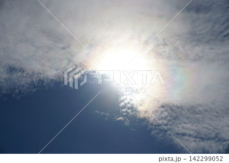 太陽に照らされる雲 142299052