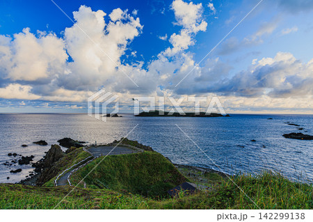 朝日を浴びる礼文島スコトン岬の展望台と、沖合に浮かぶ海驢島（トド島）の絶景 142299138