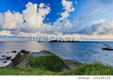 利尻礼文サロベツ国立公園・礼文島最北端のスコトン岬とトド島の早朝の風景 利尻礼文サロベツ国立公園・礼文島最北端のスコトン岬とトド島の早朝の風景 142299139