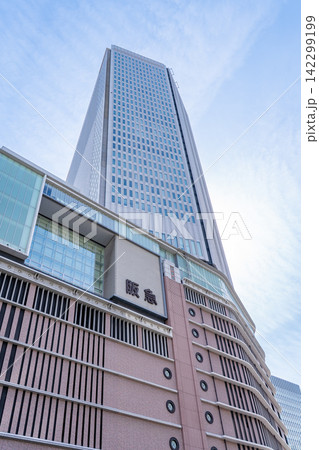 大阪梅田ツインタワーズ・ノース（阪急大阪梅田駅、阪急百貨店）阪急阪神連絡デッキから 142299199