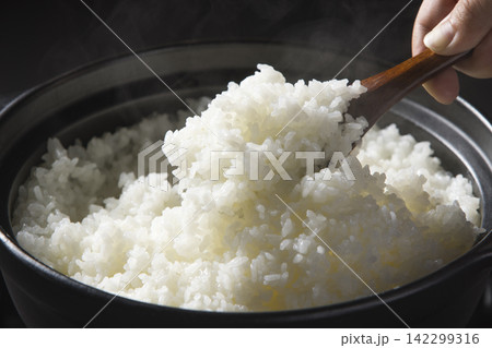 土鍋で炊いたご飯をしゃもじで上げるシーン 土鍋で炊いたご飯をしゃもじで上げるシーン 142299316