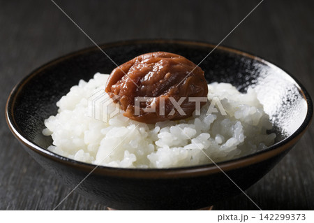 白ご飯に梅干しをのせたシンプルな和食 白ご飯に梅干しをのせたシンプルな和食 142299373