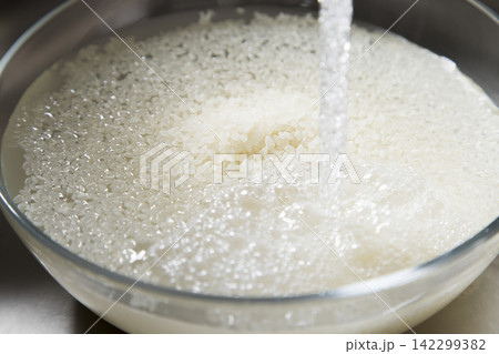 ボウルに入ったお米に水をはるシーン ボウルに入ったお米に水をはるシーン 142299382