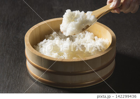 おひつに盛り付けた炊きたてのふっくら白ご飯 おひつに盛り付けた炊きたてのふっくら白ご飯 142299436