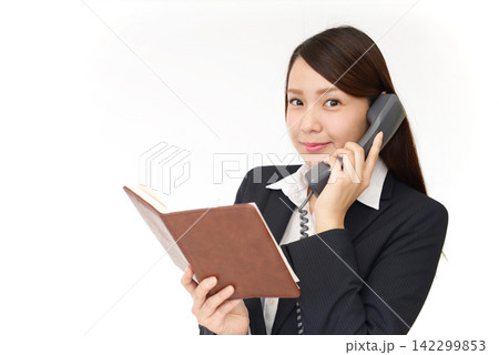 受話器を持つ女性社員 受話器を持つ女性社員 142299853