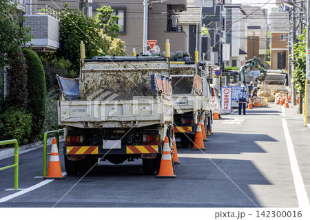 住宅街の路上で行われているガス管の工事現場の様子 住宅街の路上で行われているガス管の工事現場の様子 142300016