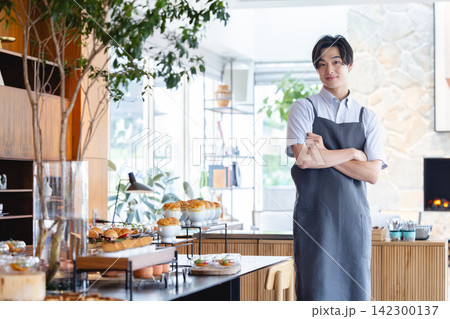 カフェや飲食店のフードプロデュースや店舗開発を手掛ける男性オーナー カフェや飲食店のフードプロデュースや店舗開発を手掛ける男性オーナー 142300137