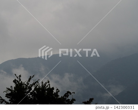 霞に覆われる山 霞に覆われる山 142300331