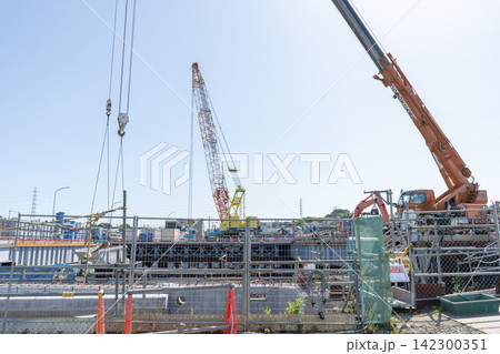 末吉橋架け替え工事現場の大型クレーンと建設中の橋梁 末吉橋架け替え工事現場の大型クレーンと建設中の橋梁 142300351