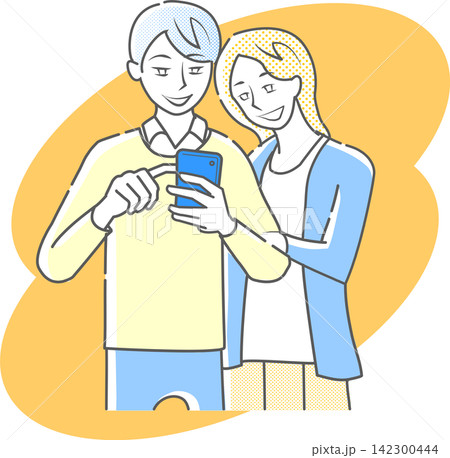 スマートフォンを覗くカップル スマートフォンを覗くカップル 142300444
