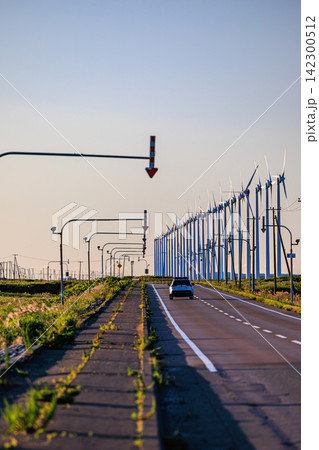 夕刻の柔らかい光が差し込む日本海オロロンラインと風力発電所の絶景ドライブコース 夕刻の柔らかい光が差し込む日本海オロロンラインと風力発電所の絶景ドライブコース 142300512