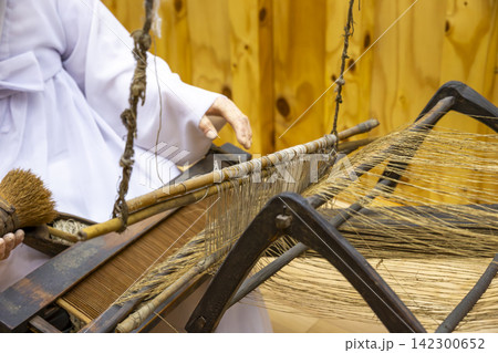 The Moment When Hemp Threads Become Cloth The Moment When Hemp Threads Become Cloth 142300652