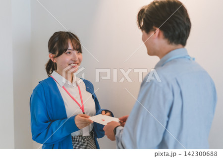 ときめきを込めたラブレターを渡す女性のオフィスラブシーン ときめきを込めたラブレターを渡す女性のオフィスラブシーン 142300688