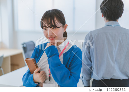 密かに想いを寄せる女性の恋するオフィスラブシーン 142300881