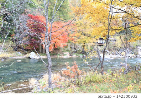 北海道 大滝の紅葉の風景(2012年10月撮影) 北海道 大滝の紅葉の風景(2012年10月撮影) 142300932