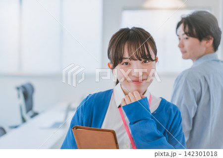 同じ職場の推しに心ときめかせる笑顔の女性の恋するオフィスラブシーン 同じ職場の推しに心ときめかせる笑顔の女性の恋するオフィスラブシーン 142301018