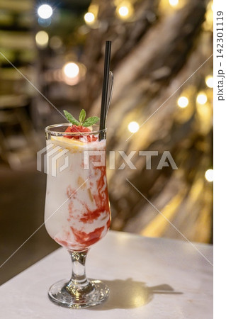 夜カフェで楽しむ苺ラッシー 夜カフェで楽しむ苺ラッシー 142301119