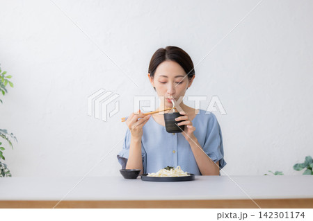 ざるうどんを食べる女性 142301174