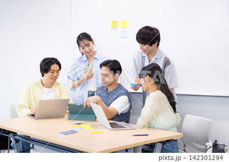 大学生 グループワークに取り組む学生 撮影協力:学校法人電波学園東京電子専門学校 大学生 グループワークに取り組む学生 撮影協力:学校法人電波学園東京電子専門学校 142301294
