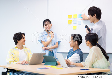 大学生　グループワークに取り組む学生　撮影協力：学校法人電波学園東京電子専門学校 142301350