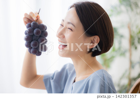 巨峰を持つ女性　 142301357