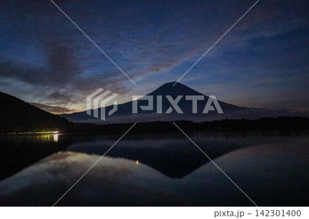【静岡県】明け方の田貫湖から見る富士山 【静岡県】明け方の田貫湖から見る富士山 142301400