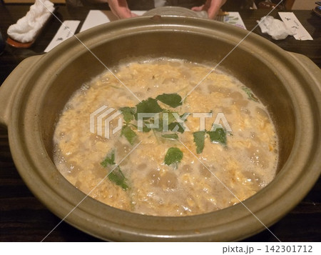 鮟鱇鍋の後の雑炊 旨味たっぷりの鍋料理の締め 鮟鱇鍋の後の雑炊 旨味たっぷりの鍋料理の締め 142301712