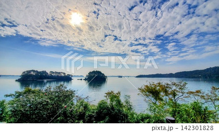 日本三景・松島の美しい島々と青空 日本三景・松島の美しい島々と青空 142301828