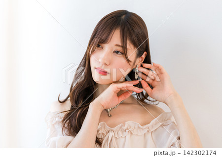 エレガントな女性とイヤリング,ネックレスのジュエリーファッション エレガントな女性とイヤリング,ネックレスのジュエリーファッション 142302174