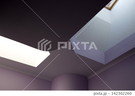 A fragment of a ceiling in a room's interior 142302260
