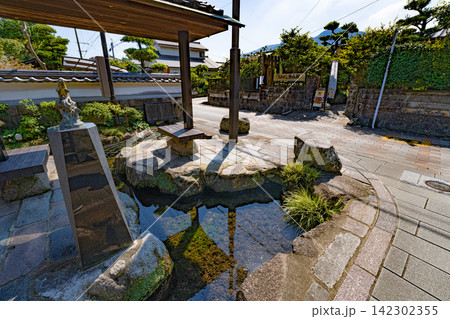 長崎県島原市のしまばら湧水館前にある湧水池 長崎県島原市のしまばら湧水館前にある湧水池 142302355