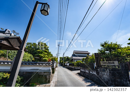 長崎県島原市・しまばら湧水館そばの静かな歴史的町並み 長崎県島原市・しまばら湧水館そばの静かな歴史的町並み 142302357