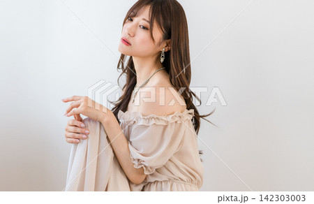 エレガントな女性のオフショルダードレスファッション エレガントな女性のオフショルダードレスファッション 142303003