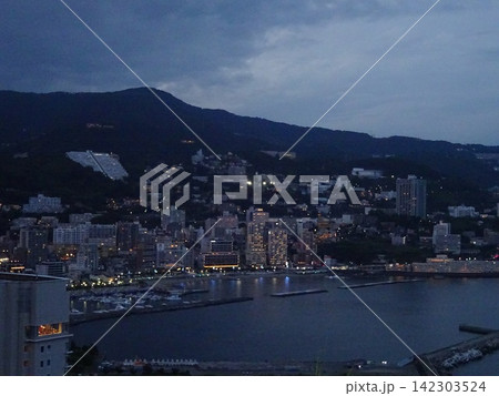熱海の街を望む 熱海の街を望む 142303524