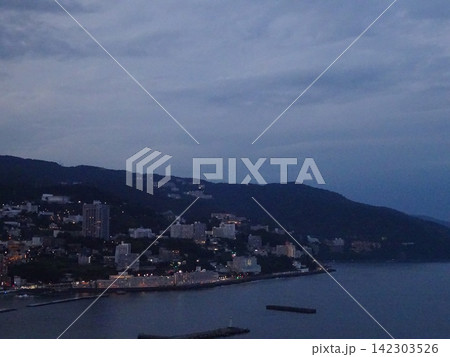 夕暮れ時の海のある町の風景 夕暮れ時の海のある町の風景 142303526
