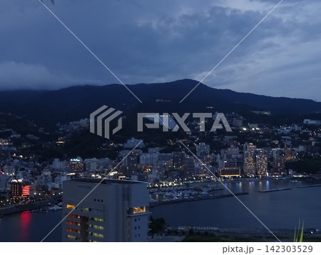 熱海市の夜景と街並みを望む 熱海市の夜景と街並みを望む 142303529