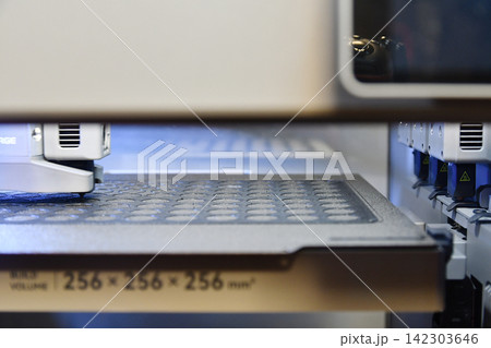 印刷中の3Ⅾプリンター 印刷中の3Ⅾプリンター 142303646