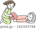 脚のリハビリをするシニア女性 142303748