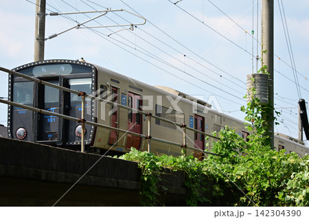 夏空の高架を駆け抜ける列車 夏空の高架を駆け抜ける列車 142304390