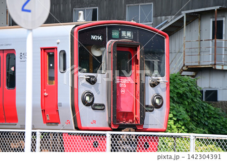 線路を走る赤い電車 線路を走る赤い電車 142304391