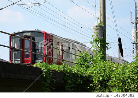 赤い前面デザインが印象的な電車 赤い前面デザインが印象的な電車 142304392