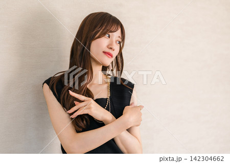 黒い衣装とジュエリーを身につけた女性のエレガントなファッションポートレート 黒い衣装とジュエリーを身につけた女性のエレガントなファッションポートレート 142304662
