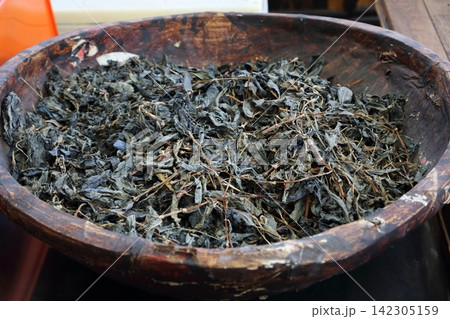 伝統的な藍染めの原料となる乾燥させた藍の葉 伝統的な藍染めの原料となる乾燥させた藍の葉 142305159