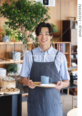 カフェ店員の男性 カフェ店員の男性 142305942