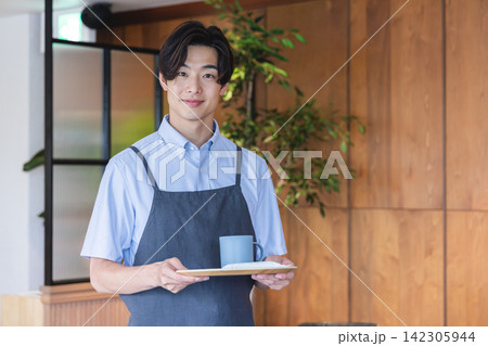 カフェ店員の男性 142305944