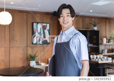 男性カフェスタッフ 142305952