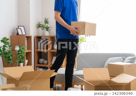 引っ越しの荷造りをする若い男性作業員 142306340
