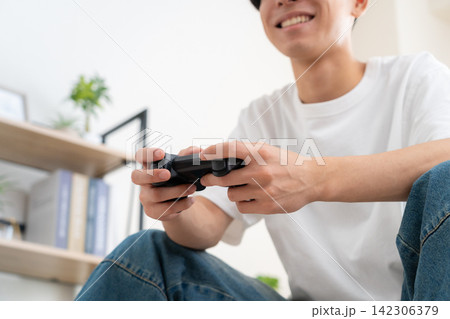 家でゲームをする若い男性 家でゲームをする若い男性 142306379