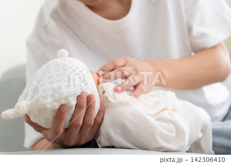 家で育児をする若い父親 142306410