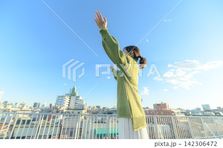 両手を広げ、空に向かって伸びる女性 両手を広げ、空に向かって伸びる女性 142306472